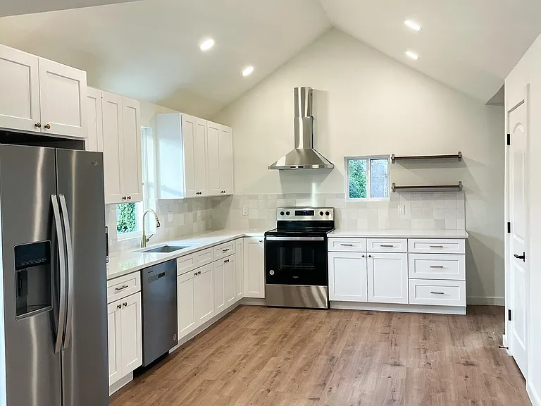921 Howard St — Photo 1