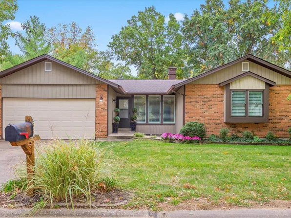 832 Woodbriar Ln, Saint Charles, MO 63303