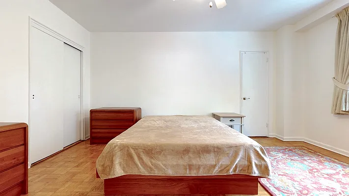 Sold by Bizzarro Agency | media 18