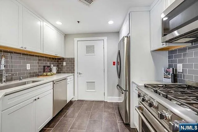 1100 Clinton St — Photo 11