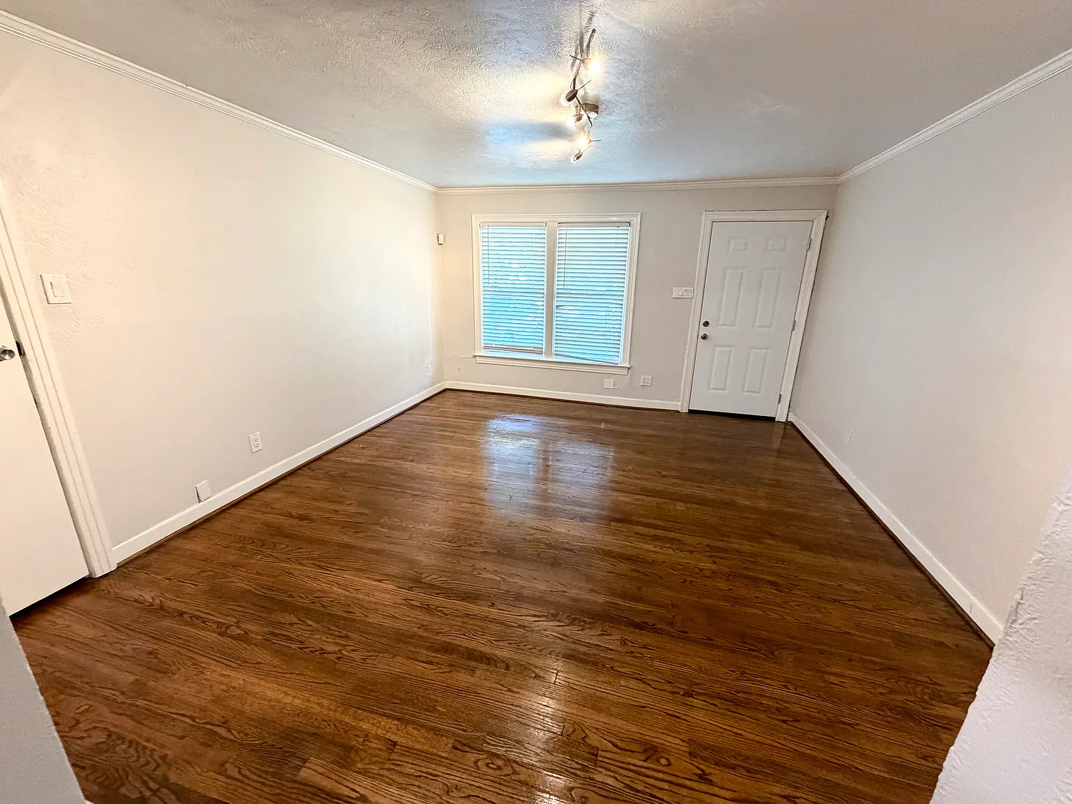 2 bed, 1100 sqft, $2,050 — Photo 3