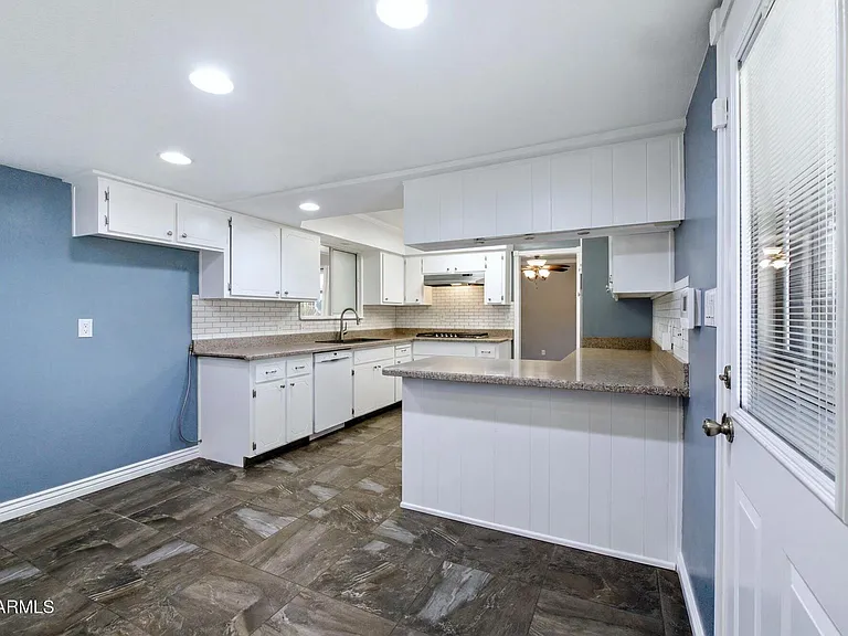 7750 N 17th Dr — Photo 10