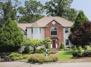 100 Grover Ln W, Caldwell, NJ 07006