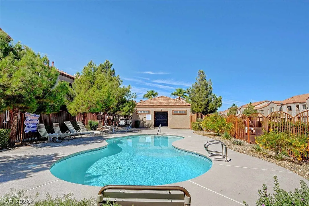2 bed, 2.0 bath, 884 sqft, $1,545 — Photo 2