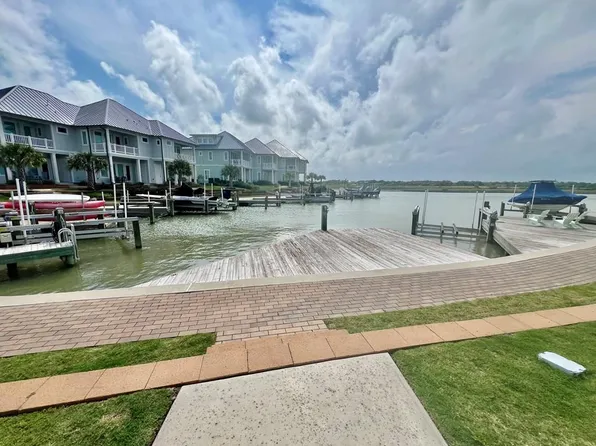 121 Foxtail Ln, Rockport, TX 78382