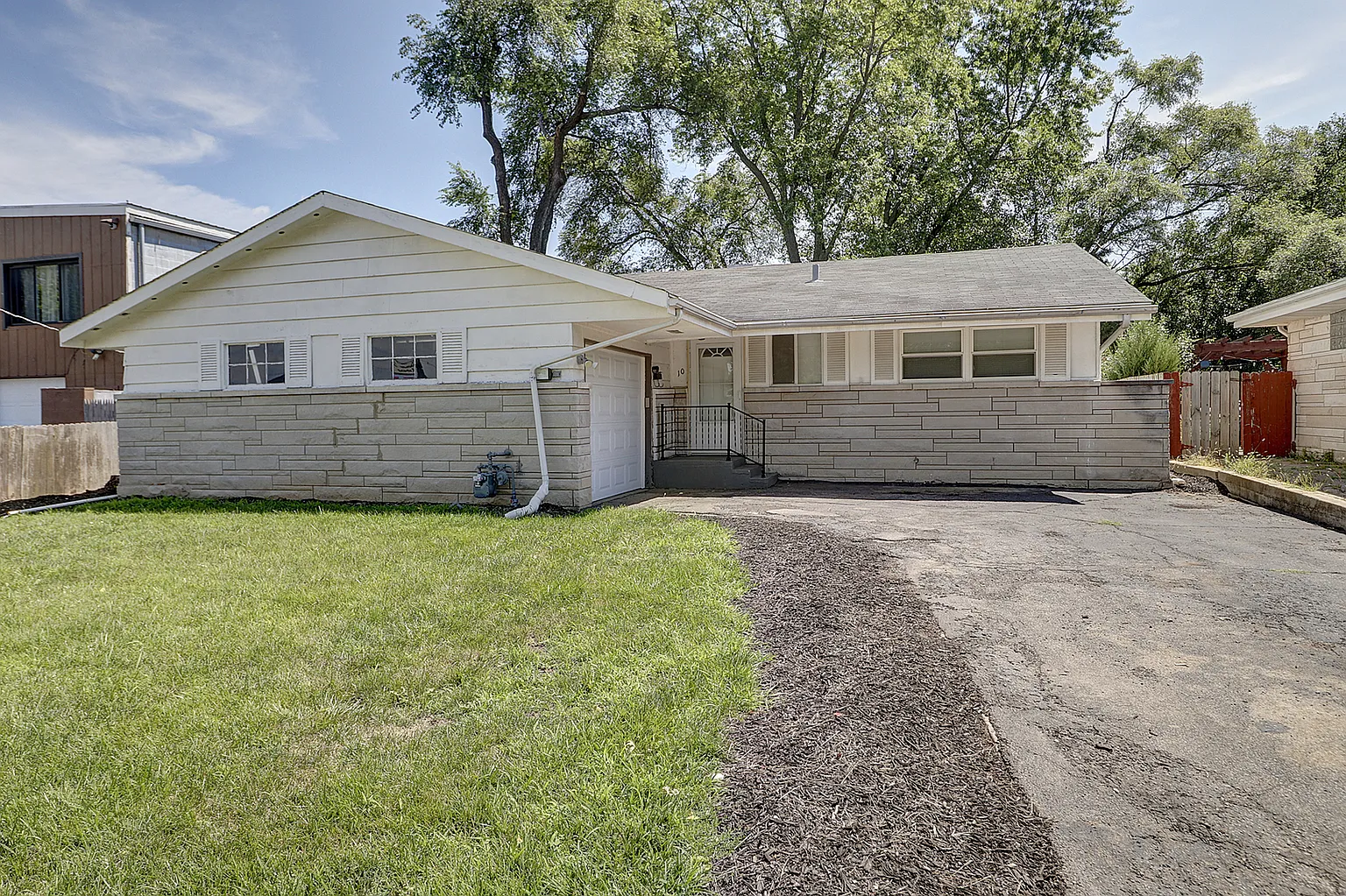 10 Earl Ave photo 1