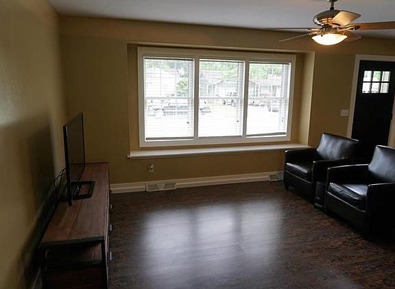 3rd image of 10016 Flora Ave