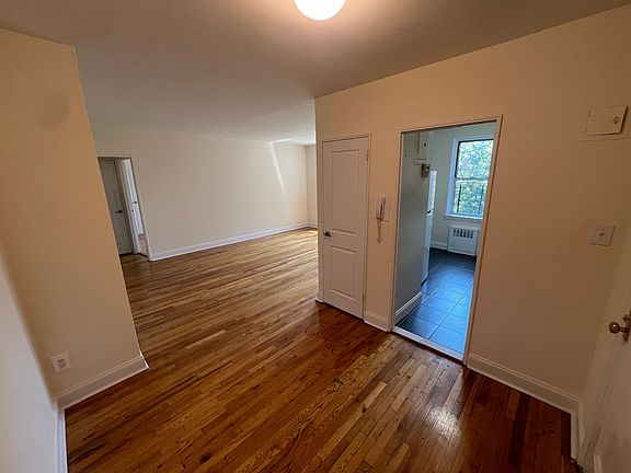 4th image of 14350 Barclay Ave APT 5E