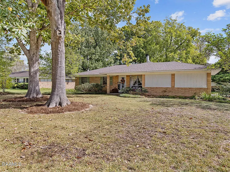 115 Brighton Dr — Photo 2
