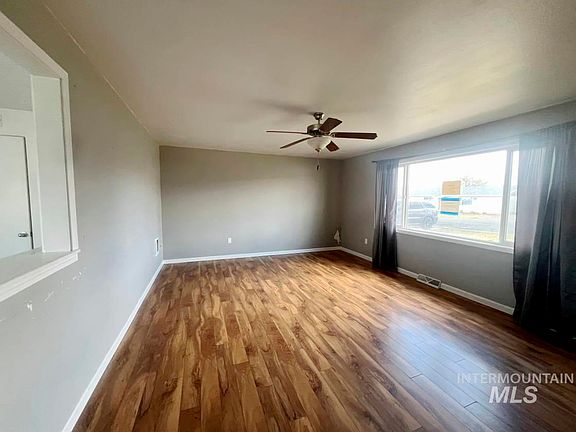 3rd image of 6 Ironwood Dr