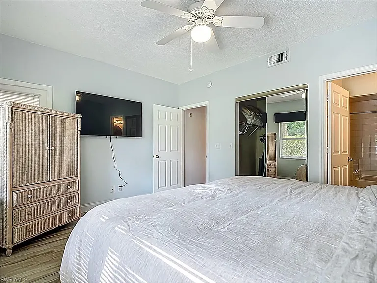 1044 Woodshire Ln #B102 — Photo 9