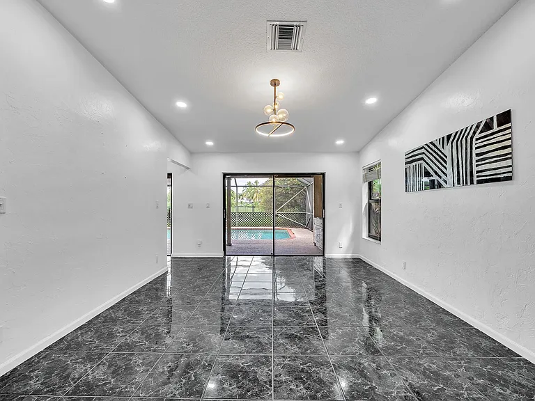 303 NW 105th Ter — Photo 9