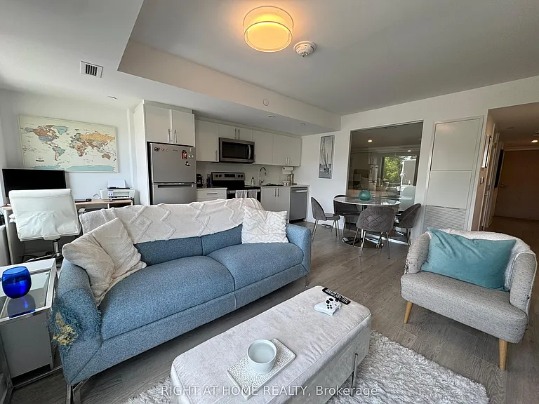 3 Strathgowan Ave #310 — Photo 4