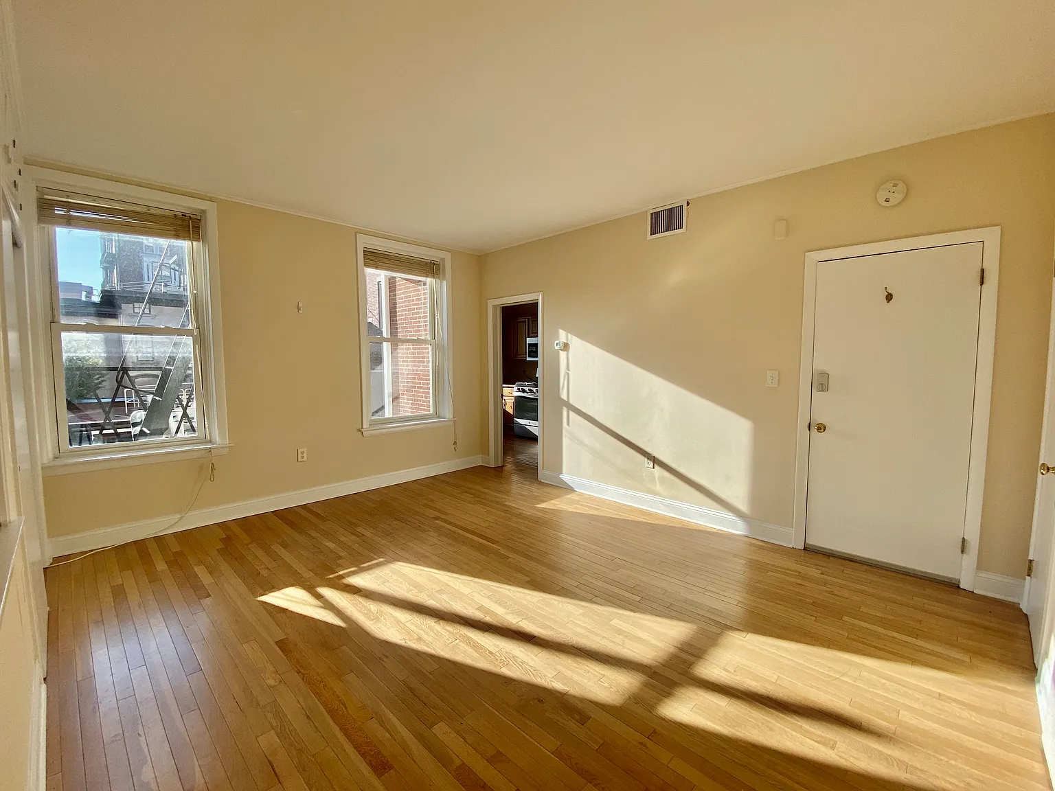 Studio, 350 sqft, $1,600 — Photo 4