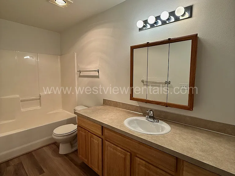 524 32nd St #305 — Photo 16