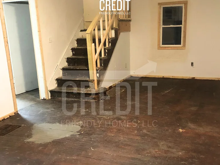 327 E Stuart Ave — Photo 3