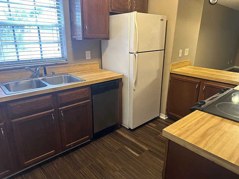 643 W Oak Terrace Dr #B — Photo 5