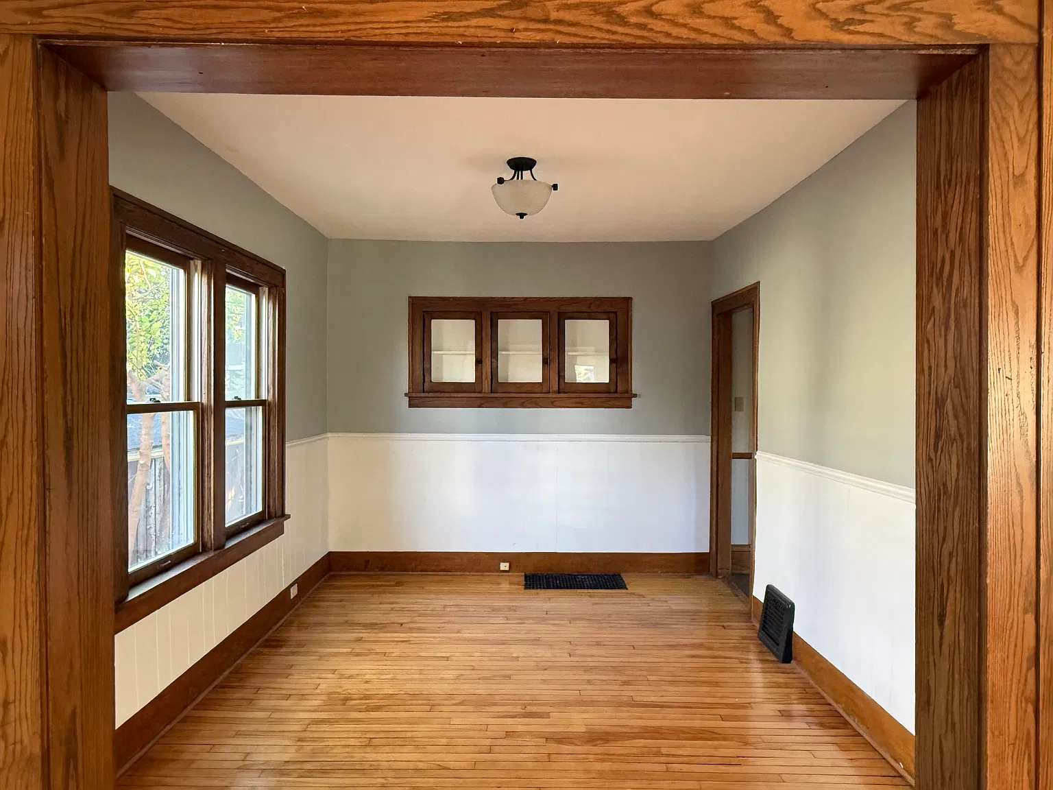 3 bed, 1.5 bath, 1156 sqft, $2,050 — Photo 2