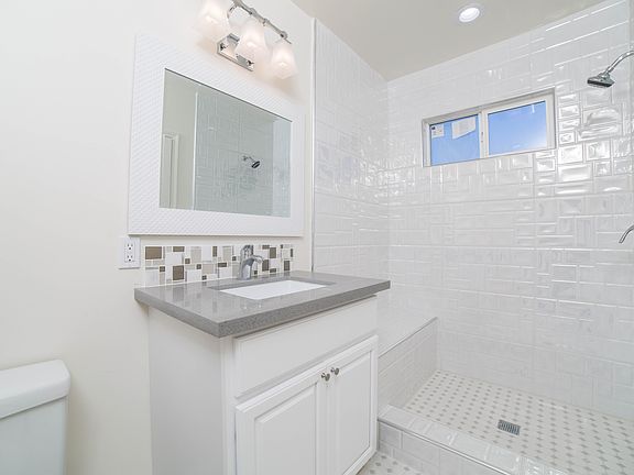 4th image of 6722 Varna Ave