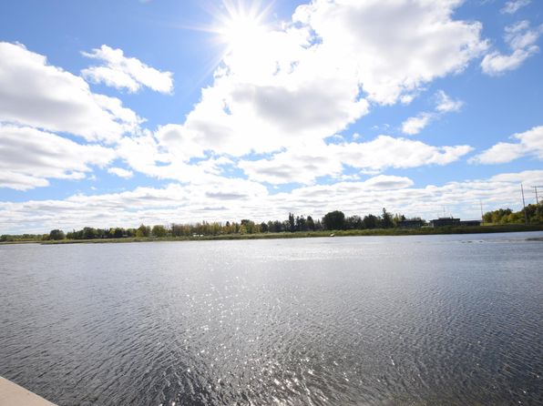 411 River St NE, Warroad, MN 56763