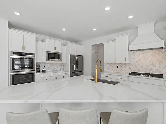 4th image of 7299 Belvoir Dr