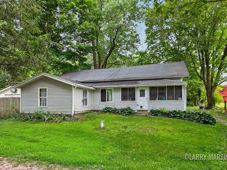 2nd image of 37 Thornapple Lake Rd