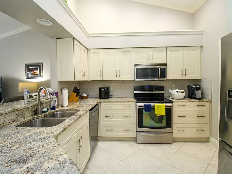 333 Wentworth Ct — Photo 9