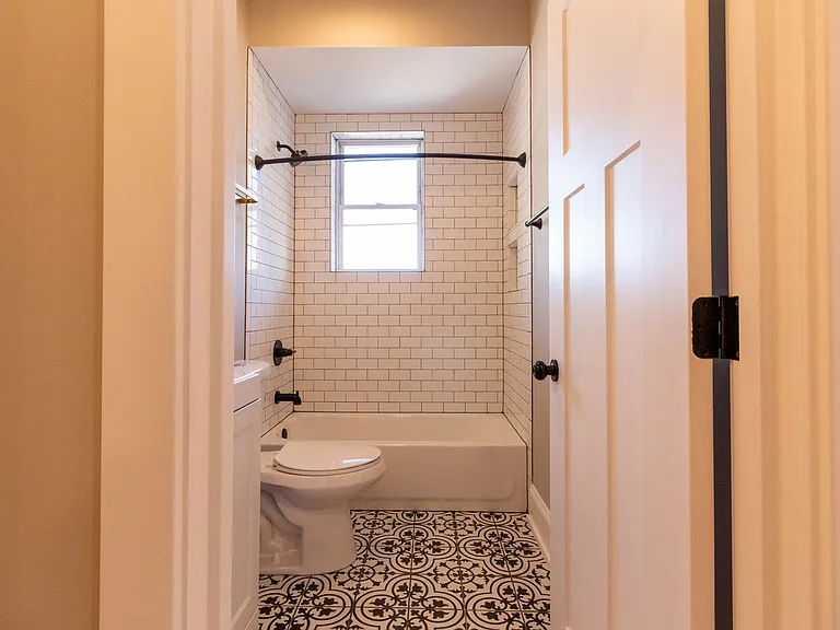 Pf-Arg, 2850 W Barry Series — Photo 15