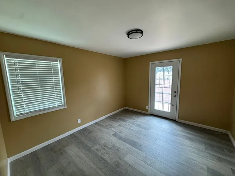 419 Angela Way — Photo 6