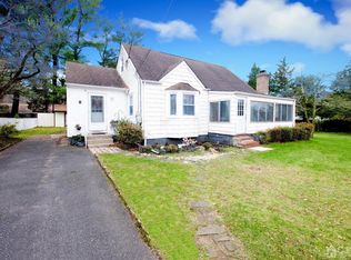 8 Locust Dr, Helmetta, NJ 08828