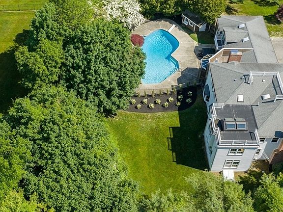 2nd image of 17 Berkley Cir