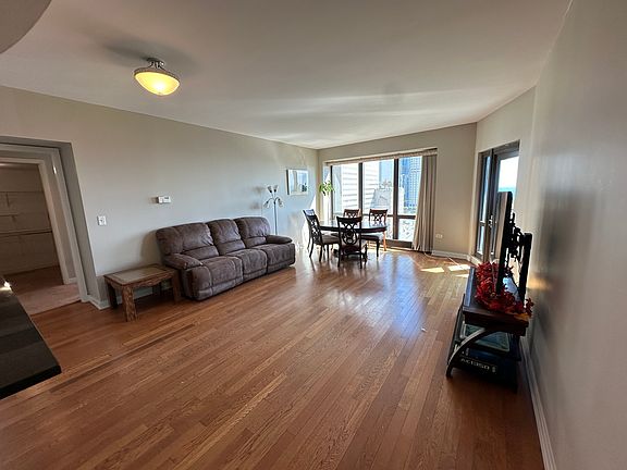 5th image of 130 N Garland Ct APT 1407