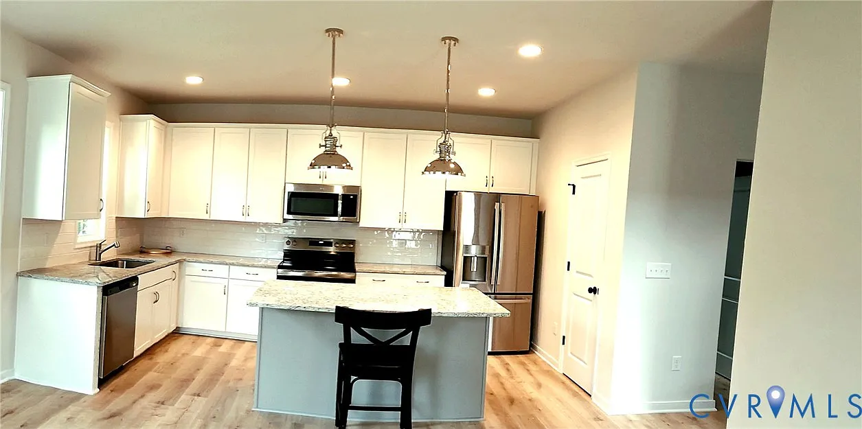 3 bed, 2.0 bath, 1800 sqft, $2,975 — Photo 4