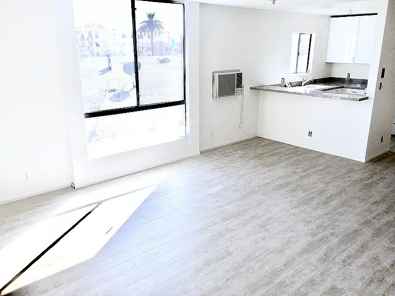 2nd image of 922 N Hudson Ave APT 11