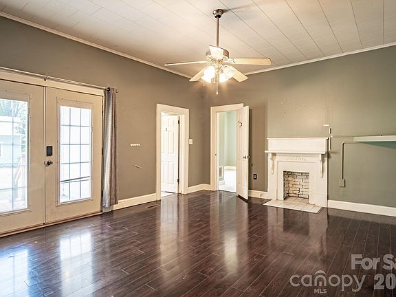 5th image of 638 W Main St
