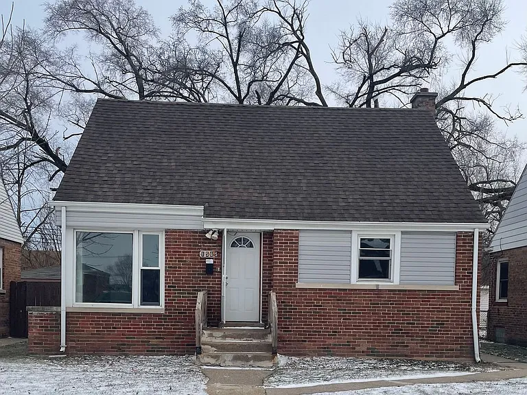 1565 Wentworth Ave — Photo 1