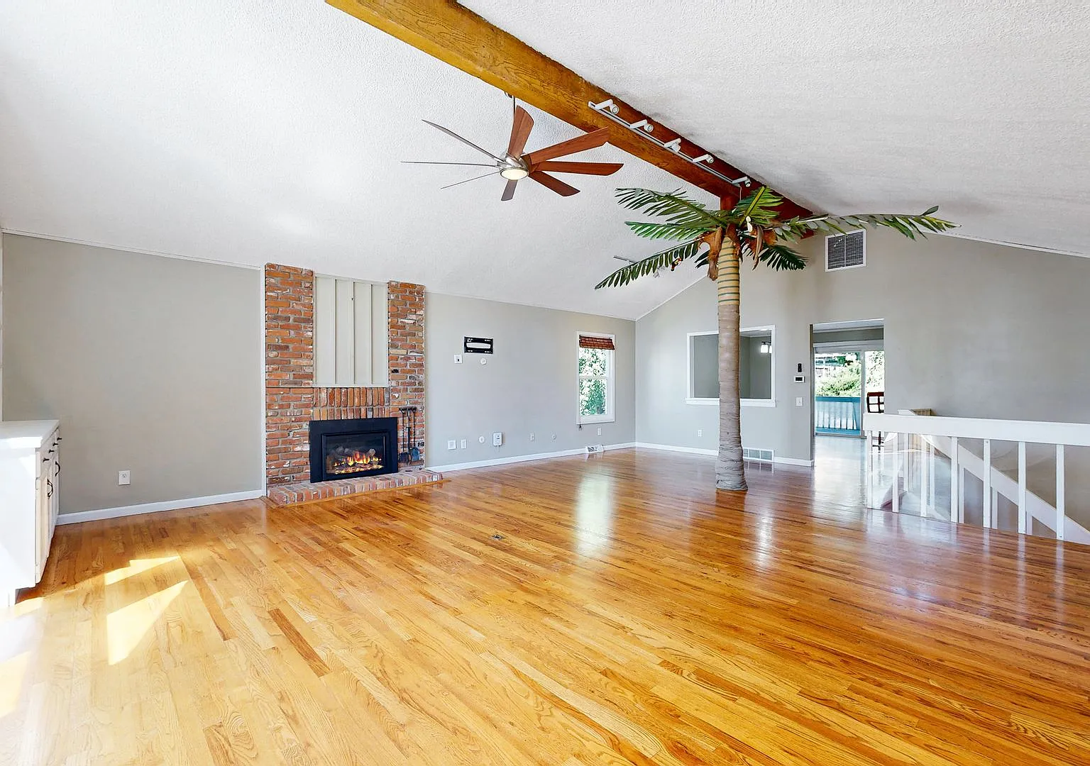 Stunning 3 bed/2 bath home available now — Photo 4