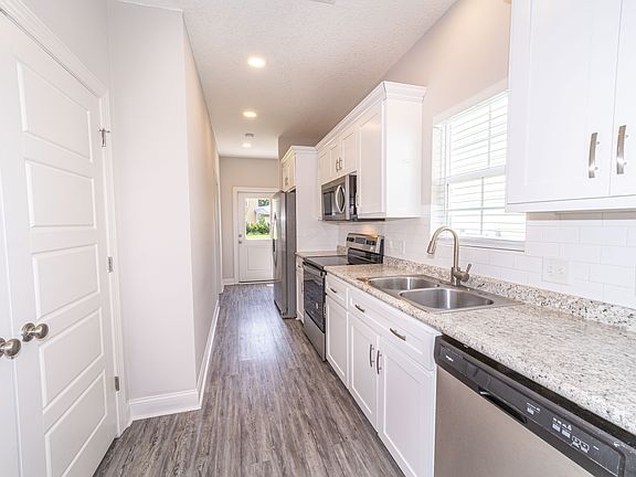4th image of 155 Promenade Pl