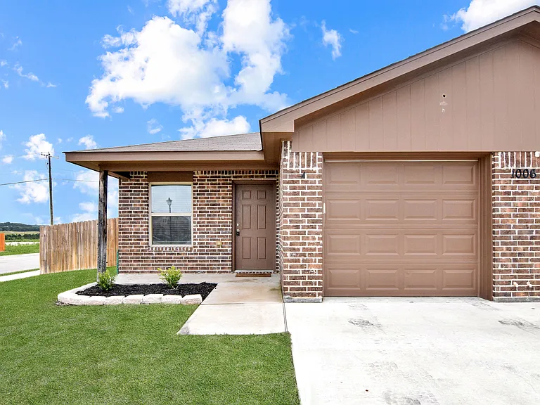 1006 Barbara Jordan St — Photo 21