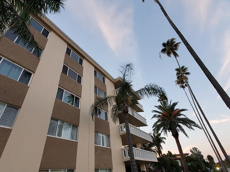 Great 5th floor corner condo unit!