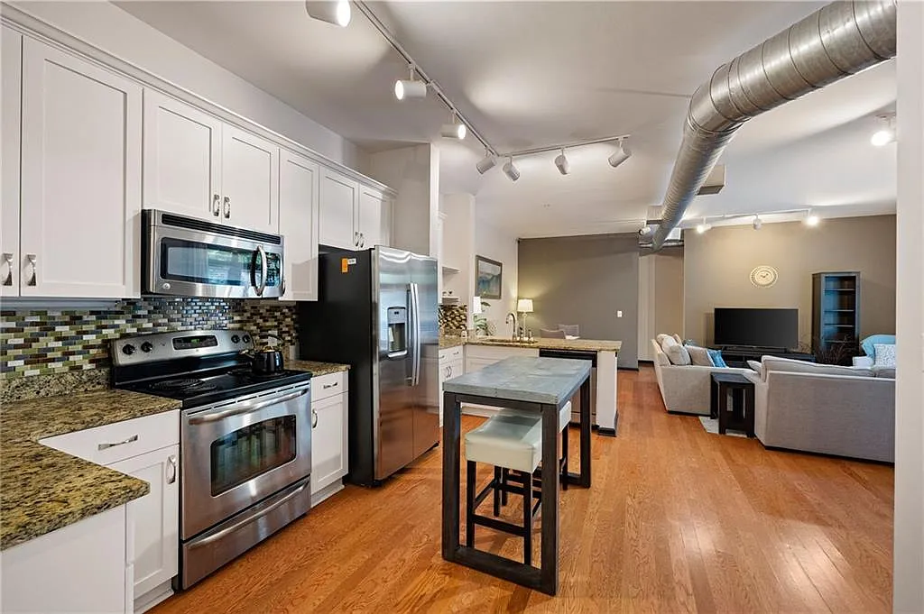 2 bed, 2.0 bath, 1223 sqft, $2,200 — Photo 2