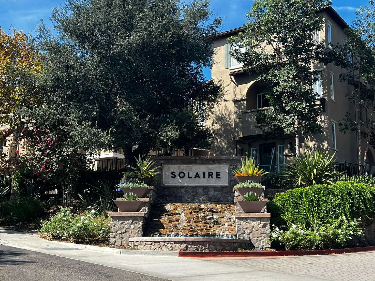 3 bed, 3.0 bath, 1253 sqft, $3,800 — Photo 4