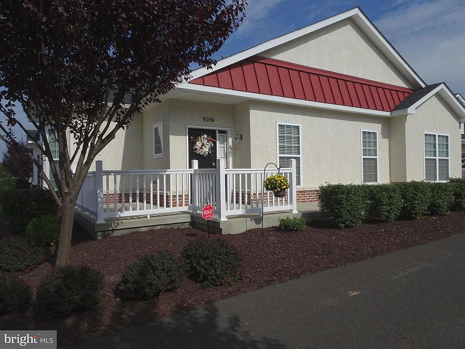1st image of 15037 Dahlia Dr