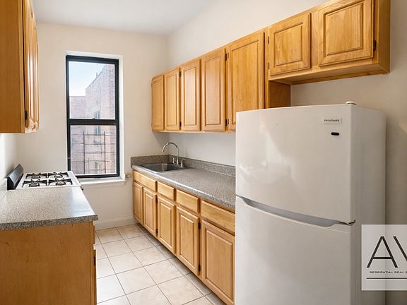 3rd image of 285 Saint Johns Pl APT 1