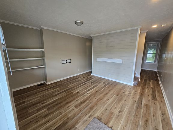 2nd image of 814 Ernie St