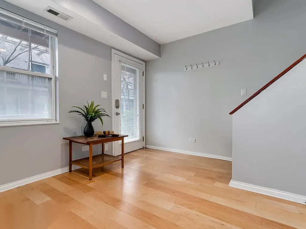 1540 N Greenview Ave — Photo 4
