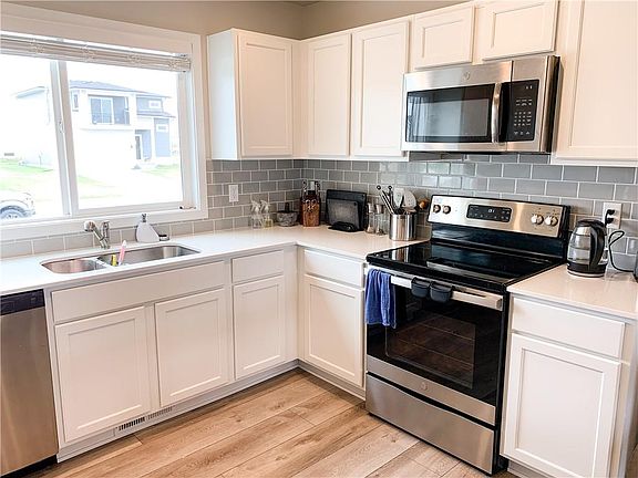 4th image of 806 NE Meadow Landing Dr