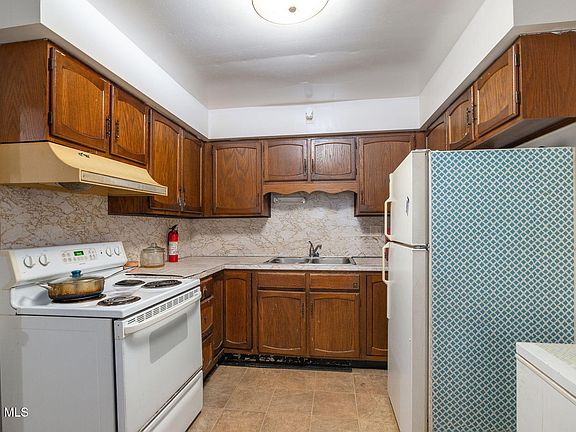 4th image of 9 Jackson Place