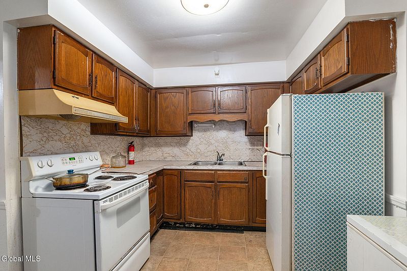 4th image of 9 Jackson Place