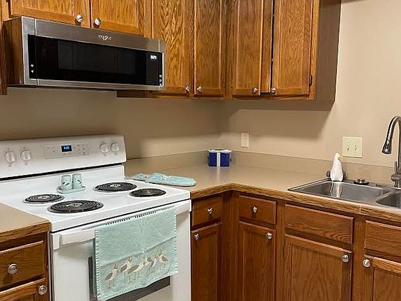 3rd image of 181 Maplewood Dr APT 7